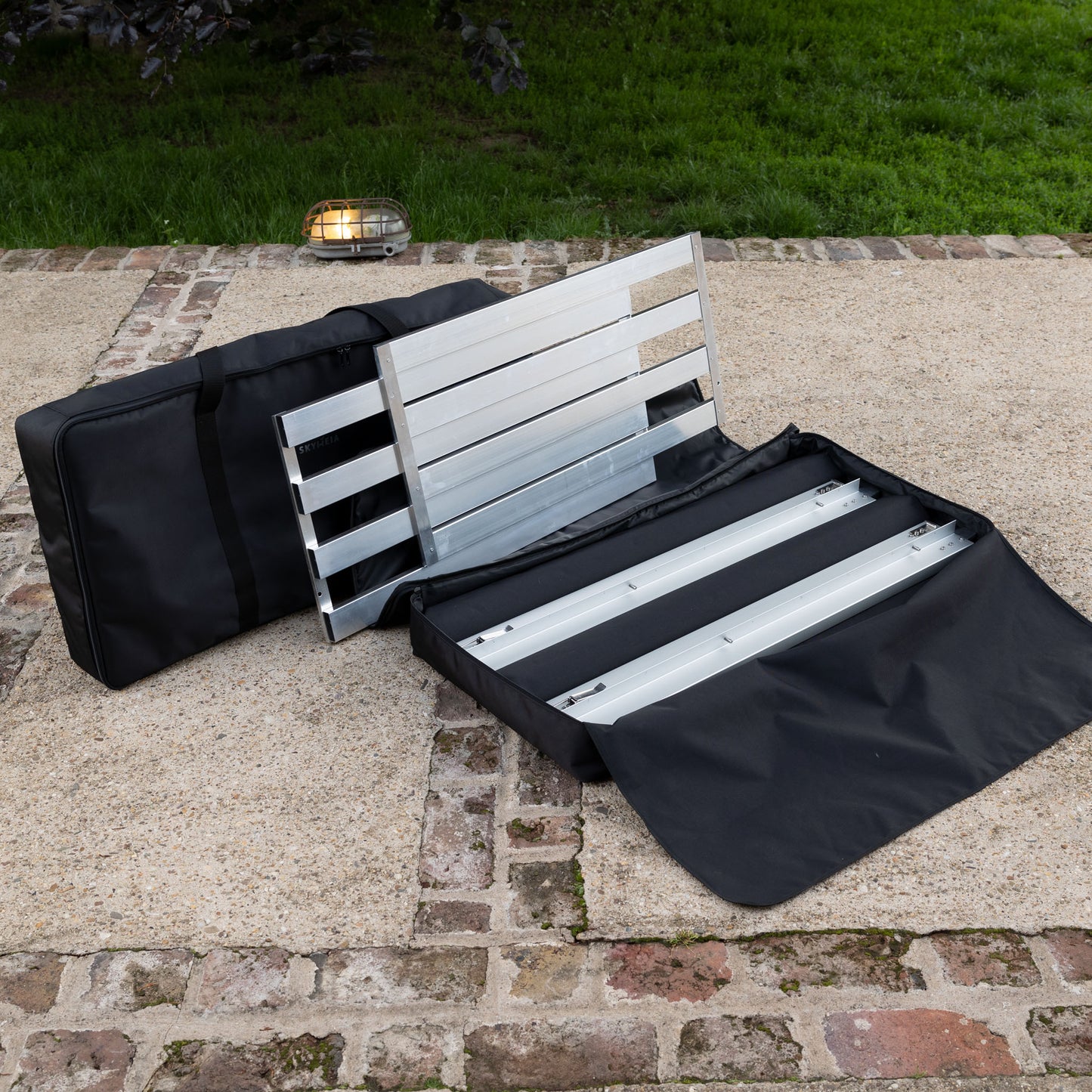 Wetterfestes Outdoor-Doppelbett mit Dach „SkyHeia”: Regen- und Insektenschutz (Set)