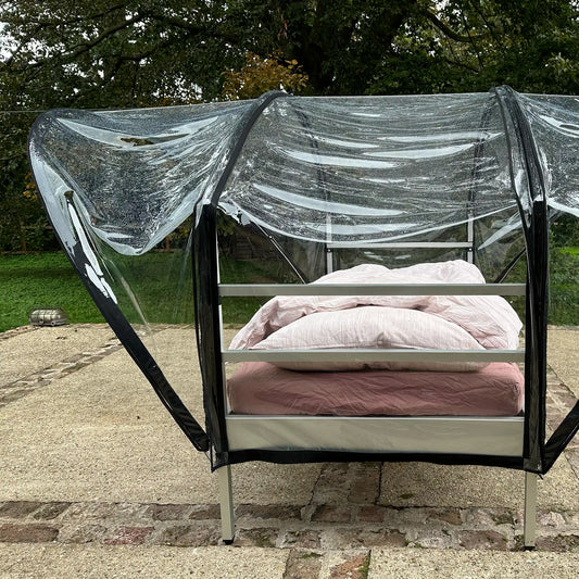 Wetterfestes Outdoor-Bett mit Dach „SkyHeia": Regen- und Insektenschutz (Set)