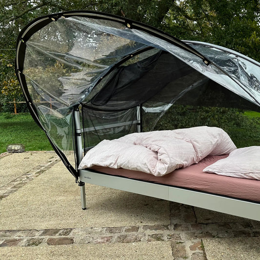 Wetterfestes Outdoor-Bett mit Dach „SkyHeia": Regen- und Insektenschutz (Set)