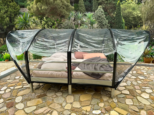 Wetterfestes Outdoor-Doppelbett mit Dach „SkyHeia”: Regen- und Insektenschutz (Set)