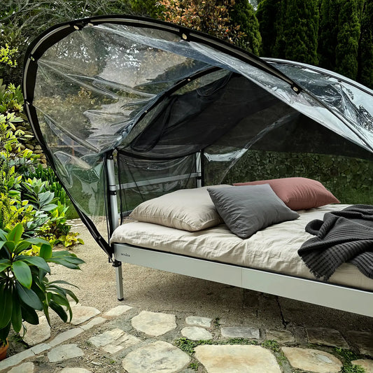 Wetterfestes Outdoor-Bett mit Dach „SkyHeia": Regen- und Insektenschutz (Set)