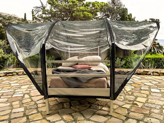 Wetterfestes Outdoor-Bett mit Dach „SkyHeia": Regen- und Insektenschutz (Set)