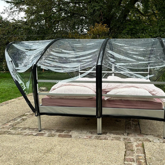 Wetterfestes Outdoor-Doppelbett mit Dach „SkyHeia”: Regen- und Insektenschutz (Set)