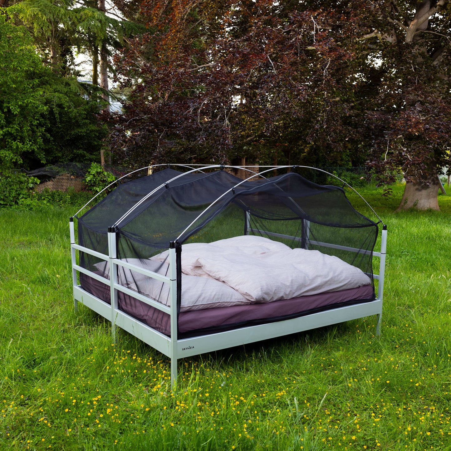 Wetterfestes Outdoor-Doppelbett „SkyHeia” mit Insektenschutz (Set)