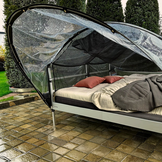 Wetterfestes Outdoor-Doppelbett mit Dach „SkyHeia”: Regen- und Insektenschutz (Set)