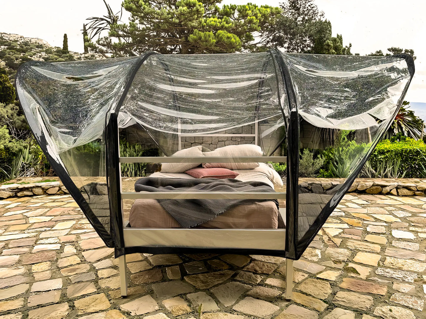 Wetterfestes Outdoor-Bett mit Dach „SkyHeia": Regen- und Insektenschutz (Set)