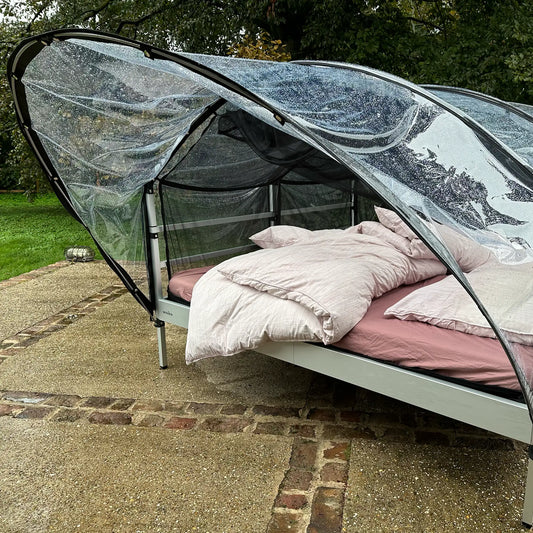 Wetterfestes Outdoor-Doppelbett mit Dach „SkyHeia”: Regen- und Insektenschutz (Set)